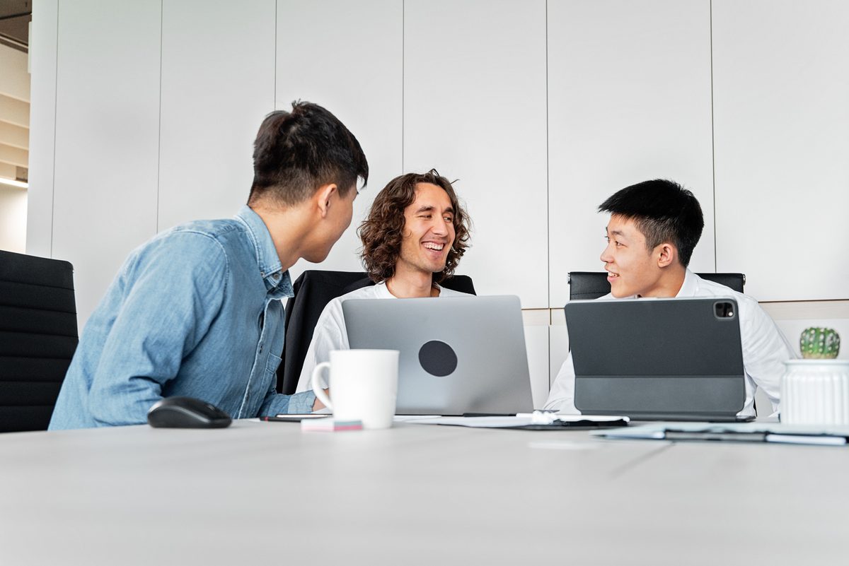 Collega's lachen samen tijdens een informeel overleg